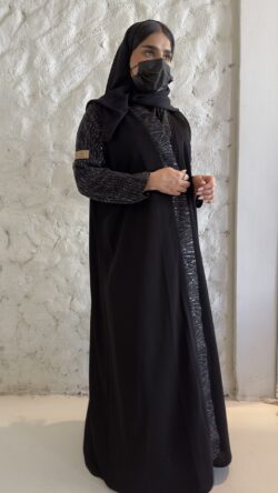 عبايه كريب بأكمام مفصوله بتطريز ترتر مميز