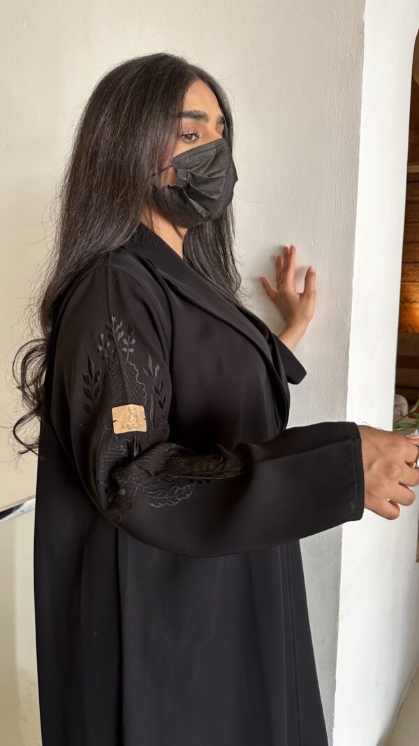 ⁦عبايه بليزر كلوش بتطريز شك اسود على اكتاف⁩ - الصورة ⁦8⁩