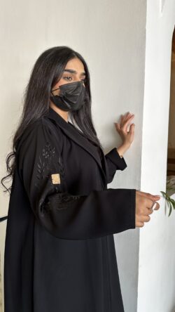 عبايه بليزر كلوش بتطريز شك اسود على اكتاف