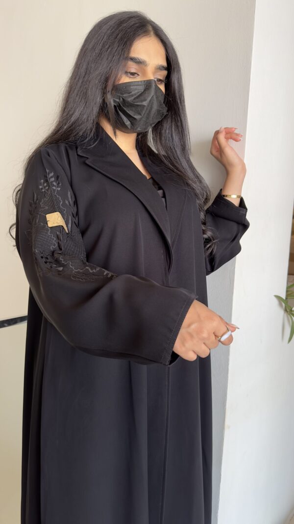 ⁦عبايه بليزر كلوش بتطريز شك اسود على اكتاف⁩ - الصورة ⁦2⁩