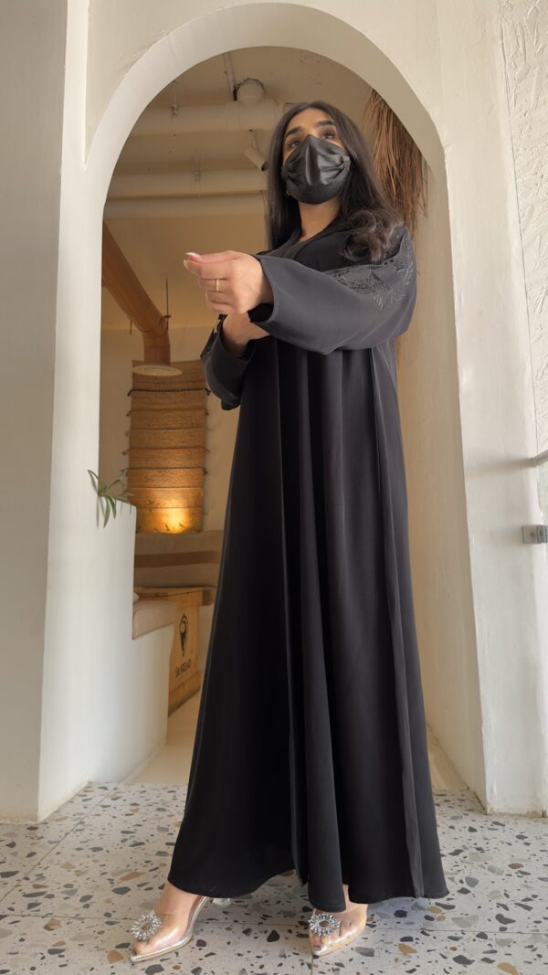 ⁦عبايه بليزر كلوش بتطريز شك اسود على اكتاف⁩ - الصورة ⁦9⁩