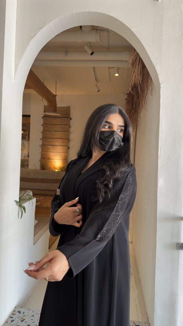 ⁦عبايه بليزر كلوش بتطريز شك اسود على اكتاف⁩ - الصورة ⁦10⁩