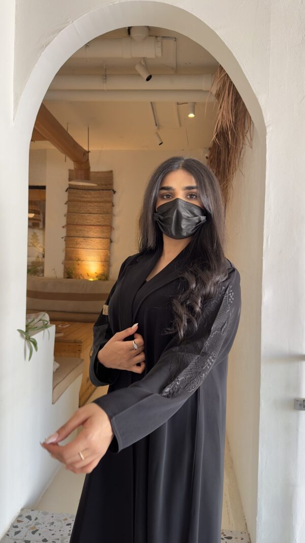 ⁦عبايه بليزر كلوش بتطريز شك اسود على اكتاف⁩ - الصورة ⁦11⁩