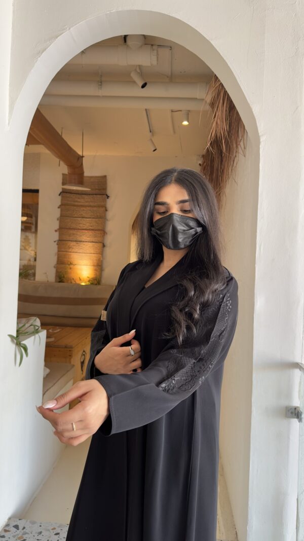 ⁦عبايه بليزر كلوش بتطريز شك اسود على اكتاف⁩ - الصورة ⁦12⁩