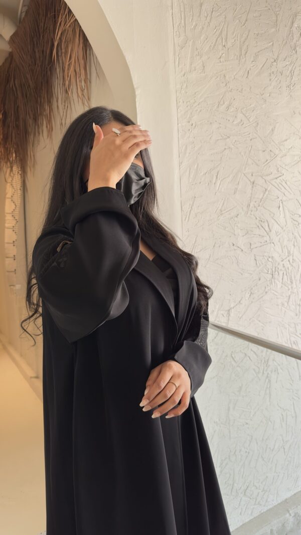 ⁦عبايه بليزر كلوش بتطريز شك اسود على اكتاف⁩ - الصورة ⁦4⁩