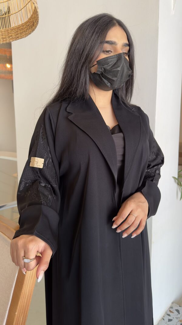 ⁦عبايه بليزر كلوش بتطريز شك اسود على اكتاف⁩ - الصورة ⁦5⁩