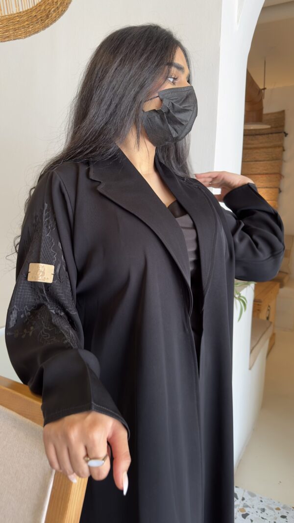 ⁦عبايه بليزر كلوش بتطريز شك اسود على اكتاف⁩ - الصورة ⁦6⁩