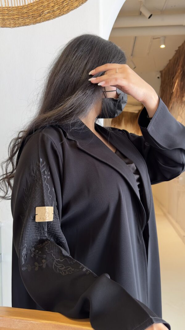 ⁦عبايه بليزر كلوش بتطريز شك اسود على اكتاف⁩ - الصورة ⁦7⁩