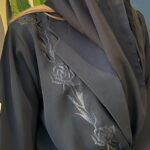 عبايه بلياقه كلوش مزينه بشك اسود على امام بشكل مميز