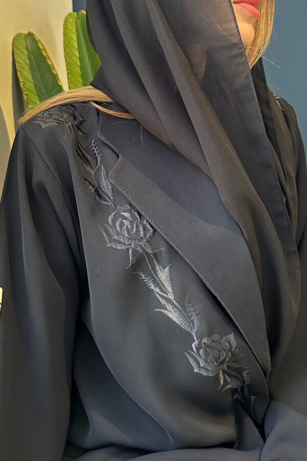 عبايه بلياقه كلوش مزينه بشك اسود على امام بشكل مميز