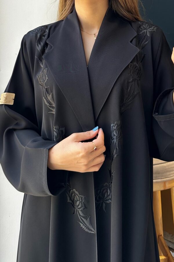 ⁦عبايه بليزر كلوش مزينه بشك اسود⁩ - الصورة ⁦2⁩