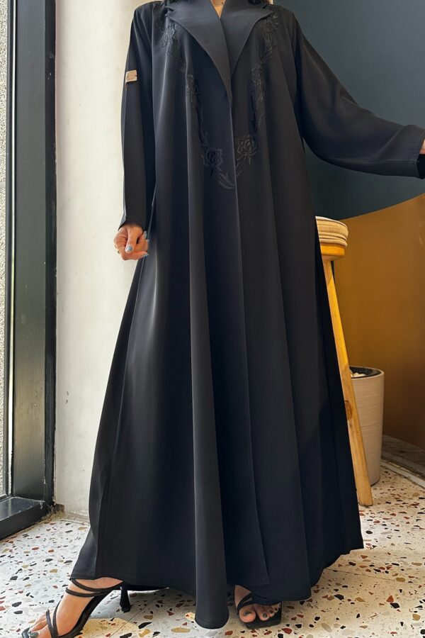 ⁦عبايه بليزر كلوش مزينه بشك اسود⁩ - الصورة ⁦5⁩