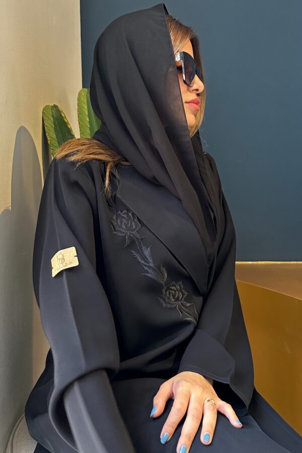 ⁦عبايه بليزر كلوش مزينه بشك اسود⁩ - الصورة ⁦6⁩