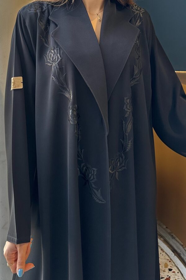 ⁦عبايه بليزر كلوش مزينه بشك اسود⁩ - الصورة ⁦7⁩