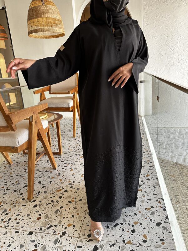 ⁦عبايه كتف بتطريز مميز من اسفل العبايه⁩ - الصورة ⁦3⁩