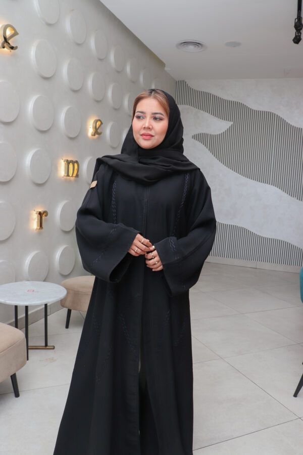 ⁦عباية كلوش بياقه مطرزه باري بخيوط كحلي⁩ - الصورة ⁦2⁩