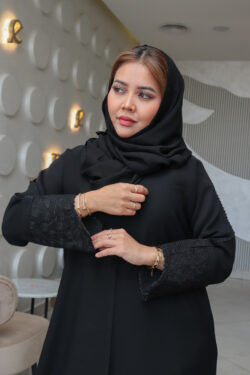عبايه كتف بفصوص محدد وتطريز مميز على كم