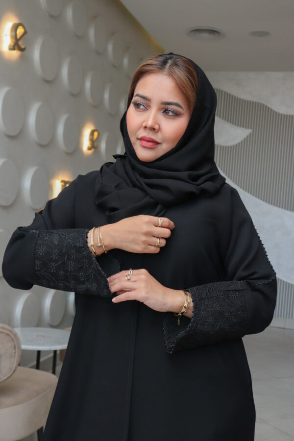 ⁦عبايه كتف بفصوص محدد وتطريز مميز على كم⁩ - الصورة ⁦2⁩