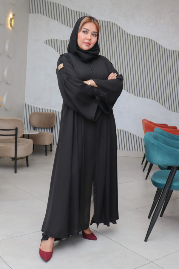 ⁦عبايه كلوش بكسر من الاكتاف والجوانب بشكل مميز⁩ - الصورة ⁦3⁩