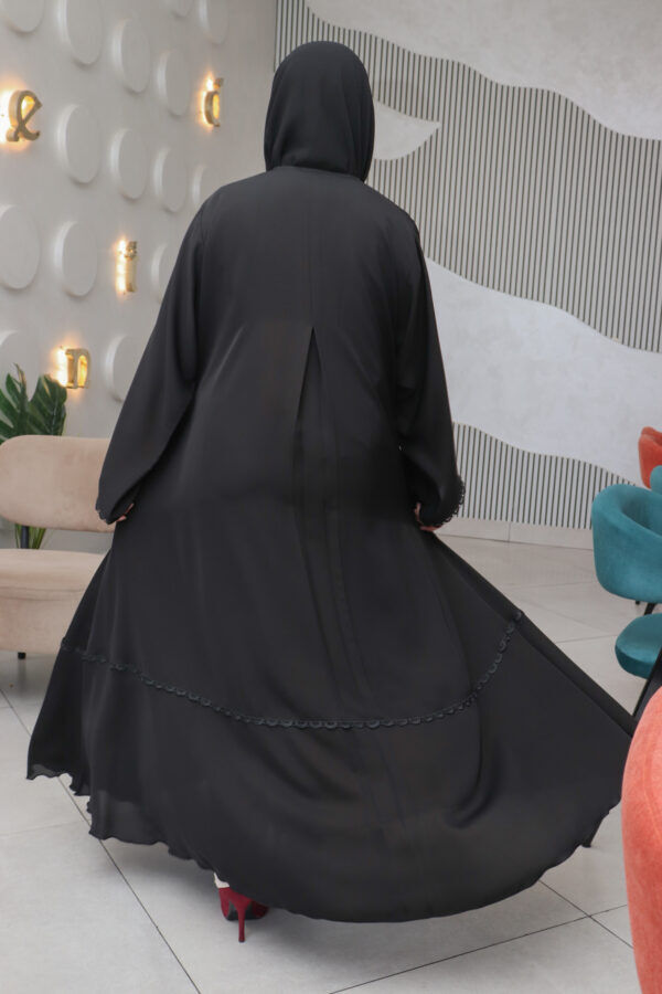 ⁦عبايه كلوش مغلقه و مزينه بزراير وقيطان⁩ - الصورة ⁦4⁩