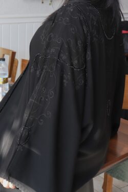 عباية بشك على الاكتاف بقصه كم اماراتي