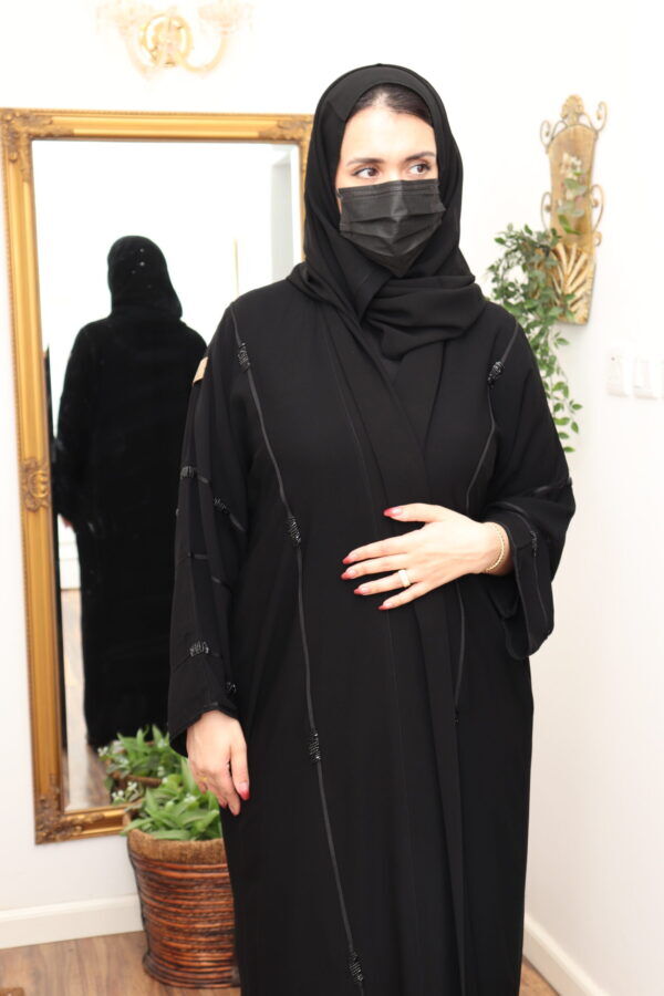 ⁦عبايه كريب ملكي بشك اسود و قيطان⁩ - الصورة ⁦3⁩