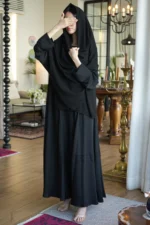 ⁦عبايه كلوش محددة باسود⁩ - الصورة ⁦2⁩