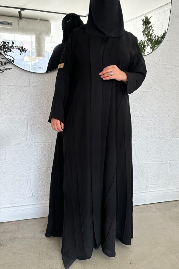 ⁦عبايه كلوش كلاسيك مزينة بدقات زري⁩ - الصورة ⁦2⁩