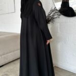 عبايه كلوش ساده بخيوط اسود مخفي