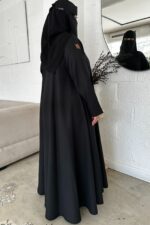 عبايه كلوش ساده بخيوط اسود مخفي