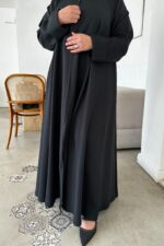 ⁦عبايه كلوش ساده بخيوط اسود مخفي⁩ - الصورة ⁦2⁩