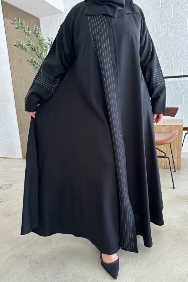 ⁦عبايه كلوش بكم طي و خطوط بلون ابيض من امام⁩ - الصورة ⁦4⁩