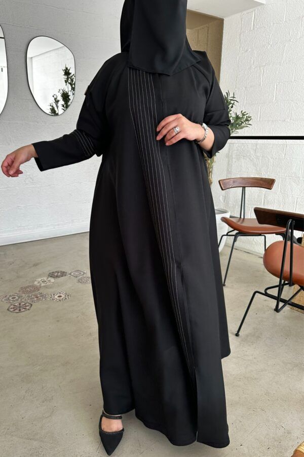 ⁦عبايه كلوش بكم طي و خطوط بلون ابيض من امام⁩ - الصورة ⁦6⁩