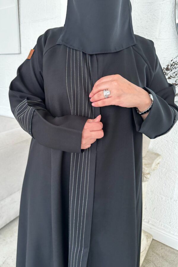 ⁦عبايه كلوش بكم طي و خطوط بلون ابيض من امام⁩ - الصورة ⁦8⁩