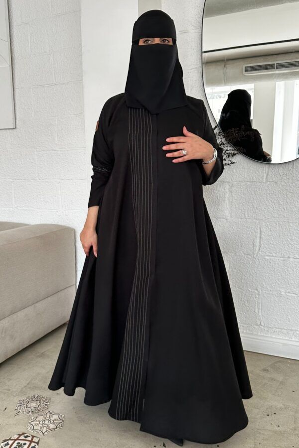 ⁦عبايه كلوش بكم طي و خطوط بلون ابيض من امام⁩ - الصورة ⁦2⁩