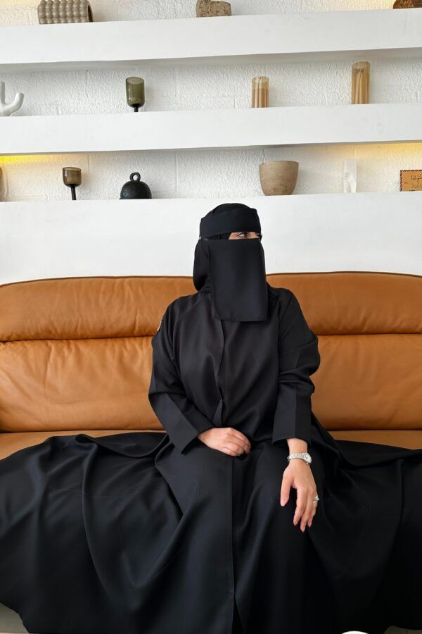 ⁦عبايه كلوش ساده بخيوط كحلي مخفي⁩ - الصورة ⁦3⁩