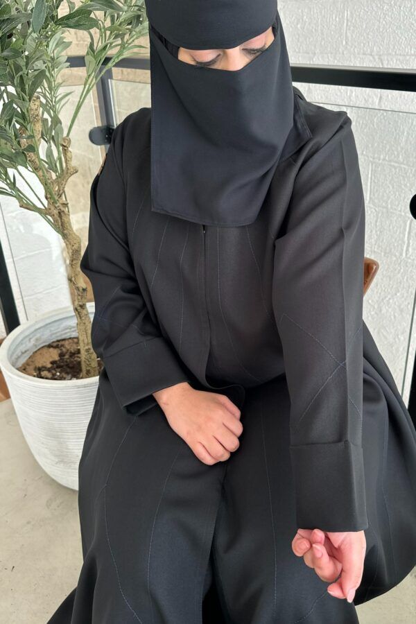 ⁦عبايه كلوش ساده بخيوط كحلي مخفي⁩ - الصورة ⁦2⁩