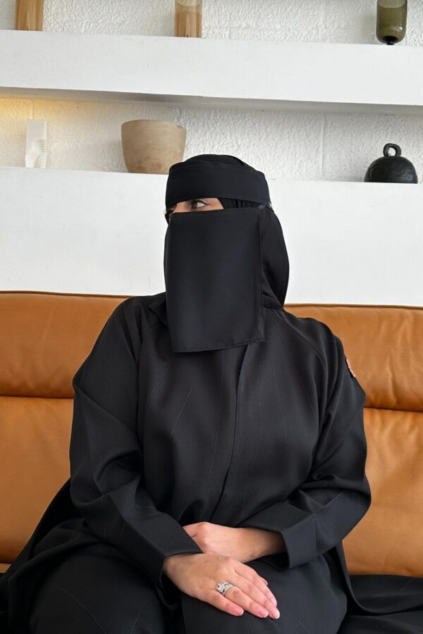 ⁦عبايه كلوش ساده بخيوط كحلي مخفي⁩ - الصورة ⁦5⁩