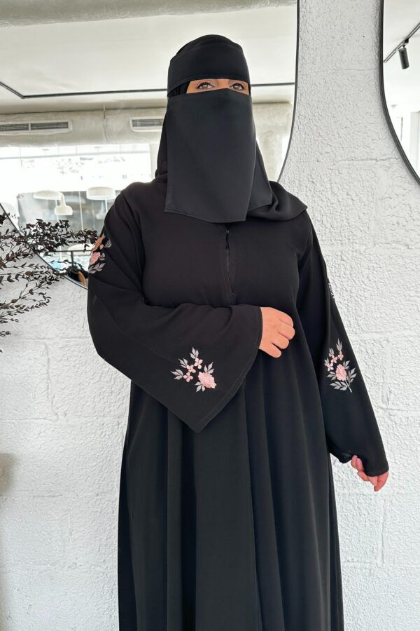 ⁦عبايه بخيوط بشك ملون على اكمام بشكل و رورد ملونه⁩ - الصورة ⁦4⁩