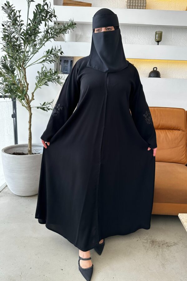 ⁦عبايه بشك اسود على اكمام بشكل و رورد⁩ - الصورة ⁦3⁩