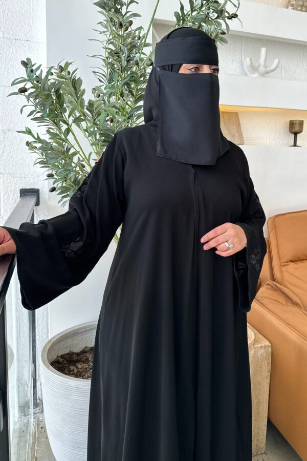 ⁦عبايه بشك اسود على اكمام بشكل و رورد⁩ - الصورة ⁦4⁩