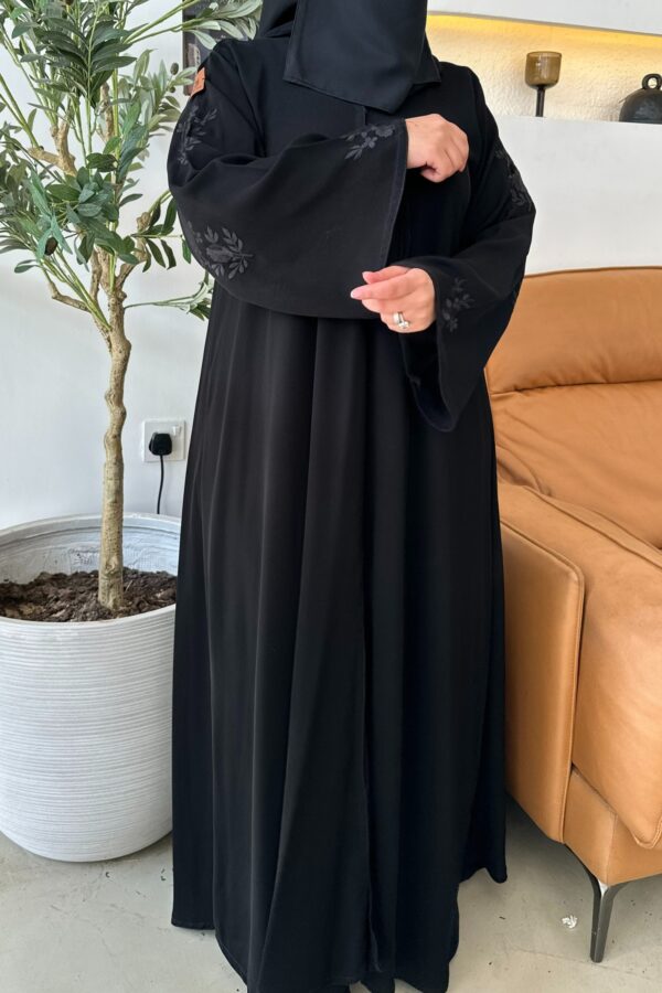 عبايه بشك اسود على اكمام بشكل و رورد