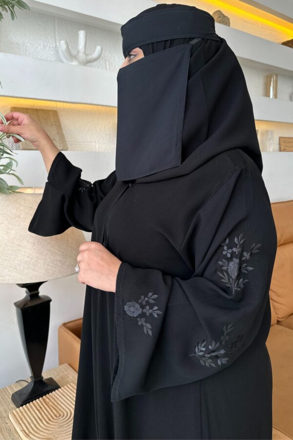 عبايه بشك اسود على اكمام بشكل و رورد