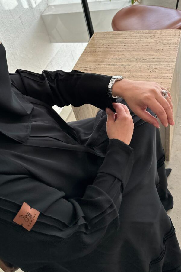 ⁦عبايه كلوش محددة باسود⁩ - الصورة ⁦6⁩