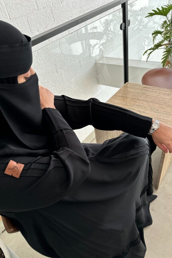⁦عبايه كلوش محددة باسود⁩ - الصورة ⁦3⁩