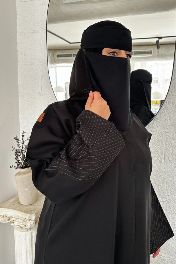 ⁦عبايه ساده بخيوط قصب على كم⁩ - الصورة ⁦2⁩