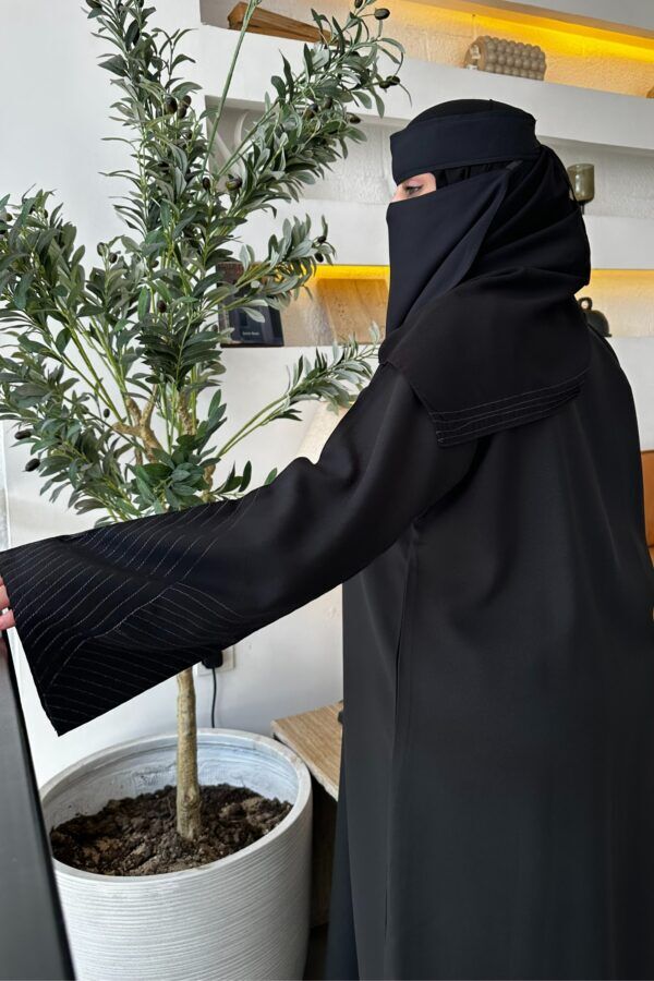 ⁦عبايه ساده بخيوط قصب على كم⁩ - الصورة ⁦3⁩