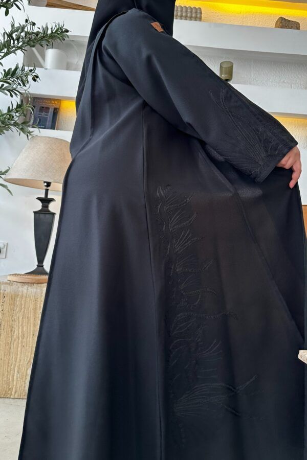 ⁦عباية كتف بتطريز مبتكر على الأكمام وأسفل العباية⁩ - الصورة ⁦4⁩
