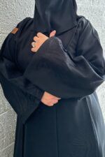 ⁦عباية كتف بتطريز مبتكر على الأكمام وأسفل العباية⁩ - الصورة ⁦10⁩