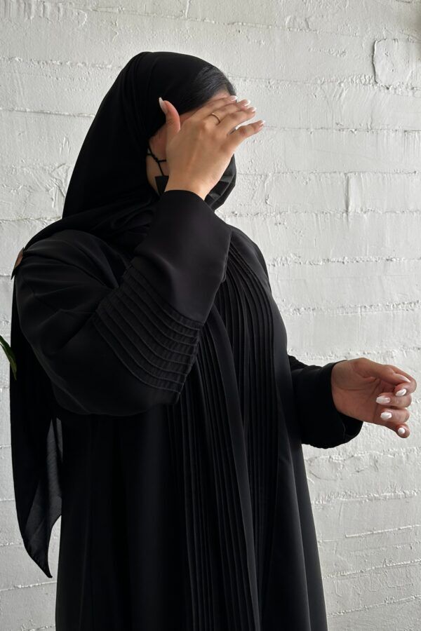 ⁦عبايه كلوش كلاسيك مزينة بدقات اري من امام⁩ - الصورة ⁦3⁩